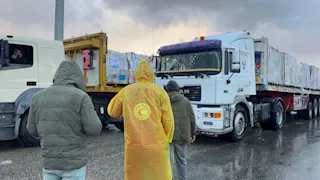 بسبب الطقس السيئ.. الهلال الأحمر المصري يدفع بأكثر من ألفي خيمة ومستلزمات إلى غزة