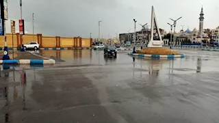 موجة الطقس السيئ.. أمطار غزيرة تضرب السويس- فيديو وصور 