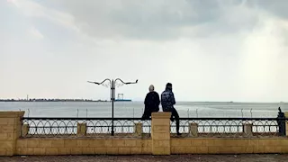 رغم الطقس السيئ.. إقبال على كورنيش السويس للاستمتاع بأجواء الشتاء