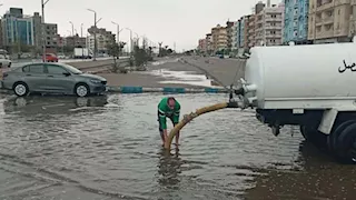 بالصور.. كسح مياه الأمطار من شوارع السويس