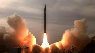 إطلاق 10 صواريخ من لبنان.. انفجارات ضخمة تهز تل أبيب ودوي صفارات الإنذار