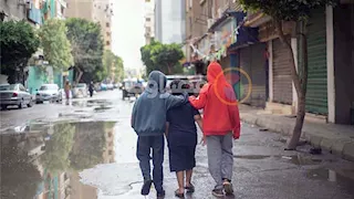 الطقس السيئ.. عمال وباعة يواصلون العمل تحت مياه الأمطار بالجيزة