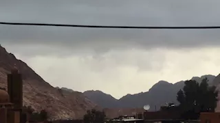 شلالات من قمم الجبال.. "سانت كاترين" تحت حصار السيول والأمطار الغزيرة -صور