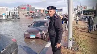  مرور الجيزة يتابع شفط مياه الأمطار وتسيير الحركة المرورية بطريق الواحات