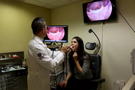 "التنظير الحنجري" أبرزها.. 4 فحوصات طبية للكشف عن الأحبال الصوتية