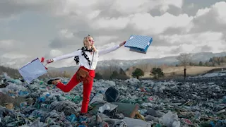 ملابس "الموضة" تحت المجهر.. دراسة تكشف مخاطر صحية مقلقة