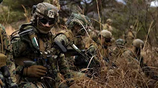 المارينز الأمريكي والمظلات إلى الشرق الأوسط.. إنهاء للحرب أم السيطرة على "خرج"؟