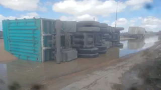 بسبب مياه الأمطار.. انقلاب سيارة نقل محملة بالغلال في الإسكندرية -صور