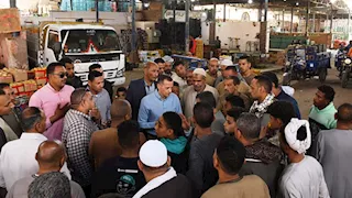 محافظ أسوان يتفقد شادر الجملة للخضار والفاكهة ويطمئن على الأسعار (صور)