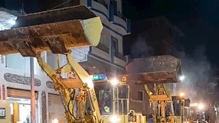 أغرب زفة بالفيوم.. موكب عُرس من 6 لوادر يُثير دهشة الأهالي (صور وفيديو)