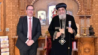 البابا تواضروس يستقبل السفير البريطاني ويؤكد دور الكنيسة في المجتمع المصري