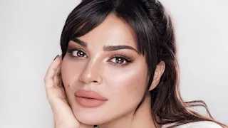 نادين نجيم تخطف الأنظار بإطلالة سوداء جريئة