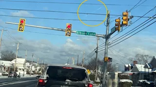 نيزك يخترق منزل في أمريكا بعد انفجار كرة نارية في السماء.. فيديو