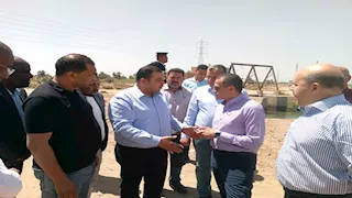 بالصور.. محافظ أسوان يتفقد أعمال رفع كفاءة الطريق الدائرى بلانة -كلابشة