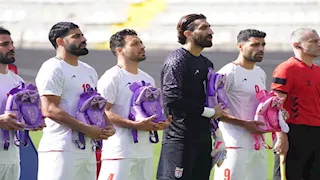 بحقائب أطفال.. لاعبو إيران يخلدون ذكرى ضحايا مدرسة ميناب