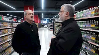 رغم القصف.. الرئيس الإيراني يتجول في متاجر طهران "فيديو- صور"