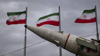 إيران تعلن تدمير أسطول الدعم اللوجستي الأمريكي في قاعدة "الخرج" بالسعودية