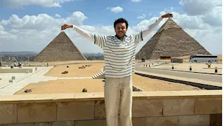 بالصور- ويجز في أحدث جلسة تصوير أمام الأهرامات