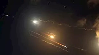 صواريخ إيران تخترق سماء إسرائيل.. وشظايا تسقط في تل أبيب