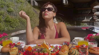 بالصور- ندى موسى تنشر جلسة تصوير في حمام السباحة بـ جبال الألب