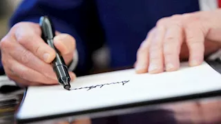 ترامب يصبح أول رئيس أمريكي يوقع على أوراق الدولار أثناء ولايته