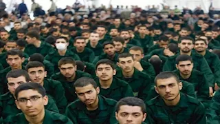 الحرس الثوري الإيراني يفتح باب التطوع العسكري لأطفال الـ 12 عامًا