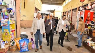 بالصور - محافظ أسيوط يتفقد السوق الحضاري بالحمراء لتطويره واستيعاب الباعة الجائلين