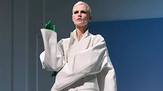 لماذا يبتكر مصممو الأزياء ملابس لا يمكن لأحد ارتداؤها؟