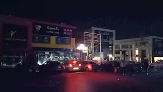 بالصور.. الالتزام الكامل بغلق الكافيهات والمطاعم بكورنيش السويس