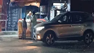 رغم الإغلاق الرسمي.. محل بالسويس يستمر في العمل بعد الموعد المحدد (صور)