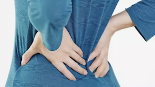  في هذه الحالة.. آلام الظهر علامة على ورم في العمود الفقري