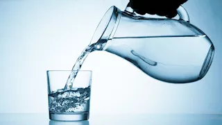  تسبب مشكلات في الرئة والمعدة.. احذر شرب الماء بهذه الطريقة