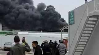 فيديو.. حريق في مصنع عسكري إسرائيلي بالنقب جراء قصف صاروخي إيراني