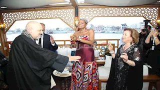 خالد الصاوي يرقص بالجلباب الصعيدي على "الربابة" في مهرجان الأقصر