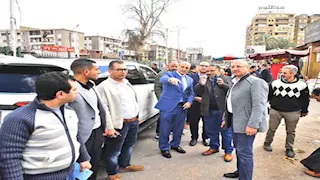 بالصور ـ محافظ أسيوط يقود جولة لحل الاختناقات المرورية بمحيط المواقف الحيوية