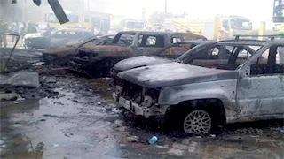 الإمارات تسيطر على حريق بمنطقة الفجيرة جراء سقوط شظايا طائرة مسيرة 