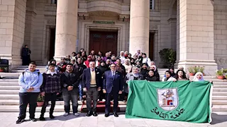 طلاب جامعة القاهرة يشاركون الهلال الأحمر في إعداد قافلة "زاد العزة"