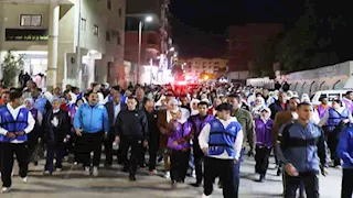  بالزى الرياضى.. محافظ أسوان يشارك 300 شاب وفتاة في ماراثون للمشي