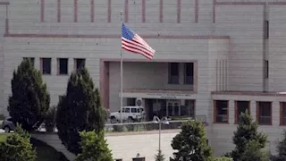 أمريكا تغلق سفاراتها في السعودية والكويت بعد هجوم إيراني