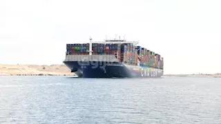 رئيس قناة السويس: إعلان بعض الخطوط الملاحية تعليق عبورها إجراء مؤقت
