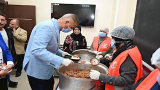 محافظ جنوب سيناء يشارك في إعداد وجبات إفطار الصائمين بالطور -صور