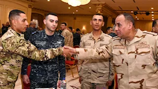 وزير الدفاع يلتقي مقاتلي القوات البحرية والمنطقة الشمالية ويشاركهم الإفطار