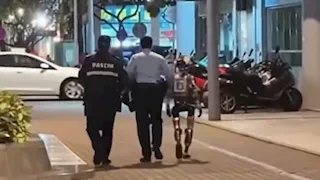 بالفيديو.. شاهد لحظة اعتقال روبوت بشري بعد إثارة ذعر امرأة