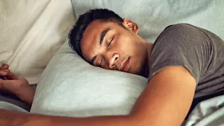 "بتحس إنك بتقع وأنت نايم؟".. طبيب يكشف السر 