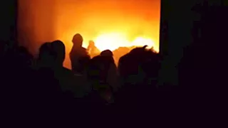  النيران تلتهم مخزن بلاستيك أسفل عقار سكني في شبرا الخيمة