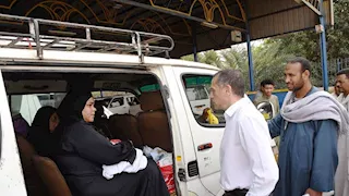 محافظ أسوان يحذر سائقي السيرفيس من مخالفة التعريفة ويشدد على الإجراءات الرادعة