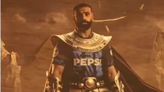 "بالزي الفرعوني".. محمد صلاح يثير الجدل بالظهور مع بيكهام.. ما القصة؟