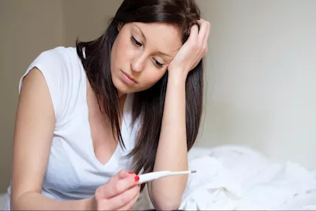 أسباب اضطراب التبويض وتأخر الحمل عند السيدات- طبيب يوضح