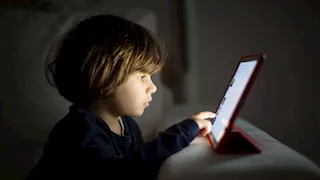 هل الشاشات تضر صحة طفلك؟.. 7 آثار يجب معرفتها