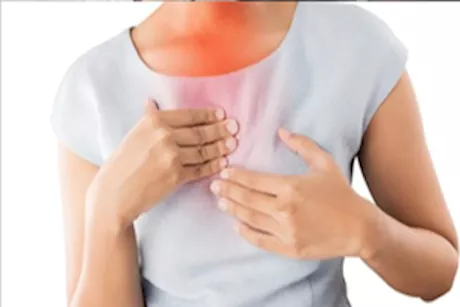 هل ارتجاع المريء يسبب كتلة في الحلق؟.. طبيبة تنصح بهذه الطريقة للعلاج